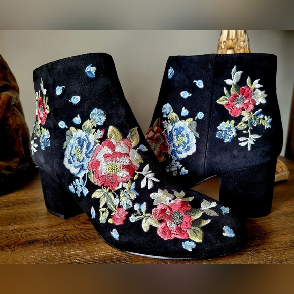 White House Black Market Women's Ankle Boots Suede Leather Embroidered US 7.5 - Picture 12 of 13